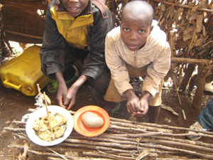 Enfants de la rue mangeant de la viande de cobaye2