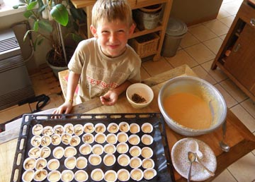 Victor prepare un cake aux vers de farine360