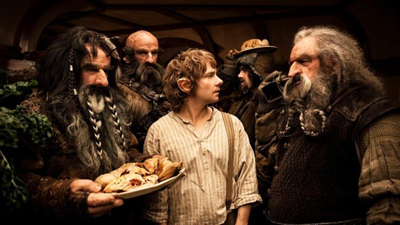 Bilbo, cerné par des nains majoritairement rajeunis, a bien du mal àsortir du lot