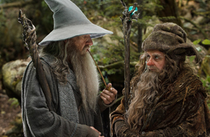 Gandalf, à gauche, récitant quelques répliques cultes des précédents films - Radagast, à droite, personnage ajouté pour une histoire annexe au film et absentedu livre