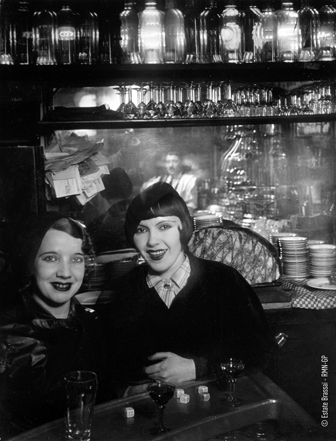 P. 139 FILLES DE JOIE DANS UN BAR BOULEVARD ROCHECHOUART VERS 1932 (C) Estate Brassai - RMN