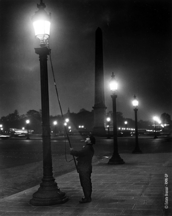 P. 35 L'ALLUMEUR DE GAZ PLACE DE CONCORDE  VERS 1933 (C) Estate BrassaI - RMN