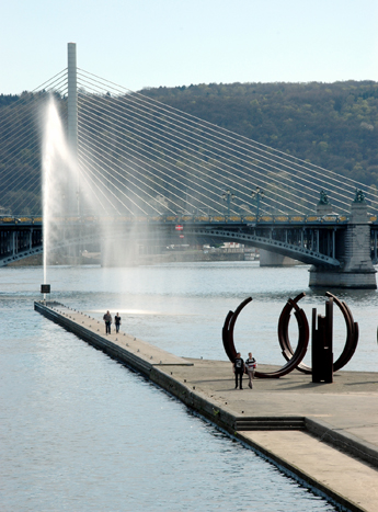 7.Les arcs de Bernar Venet, la Meuse, le pont de Fragnée et le pont haubané du Val-Benoît